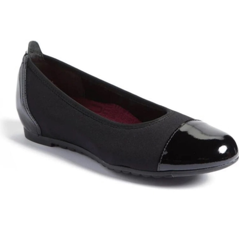 Munro Henlee Cap Toe Flats-size 7